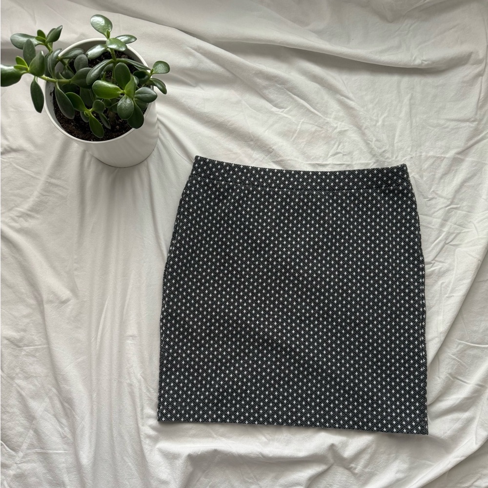 LOFT Dark Grey and White Patterned Pencil Skirt, size Medium
